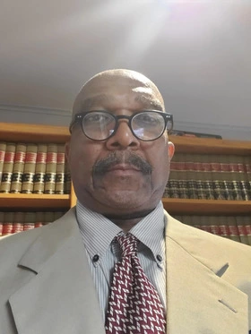 Oliver Hayes headshot